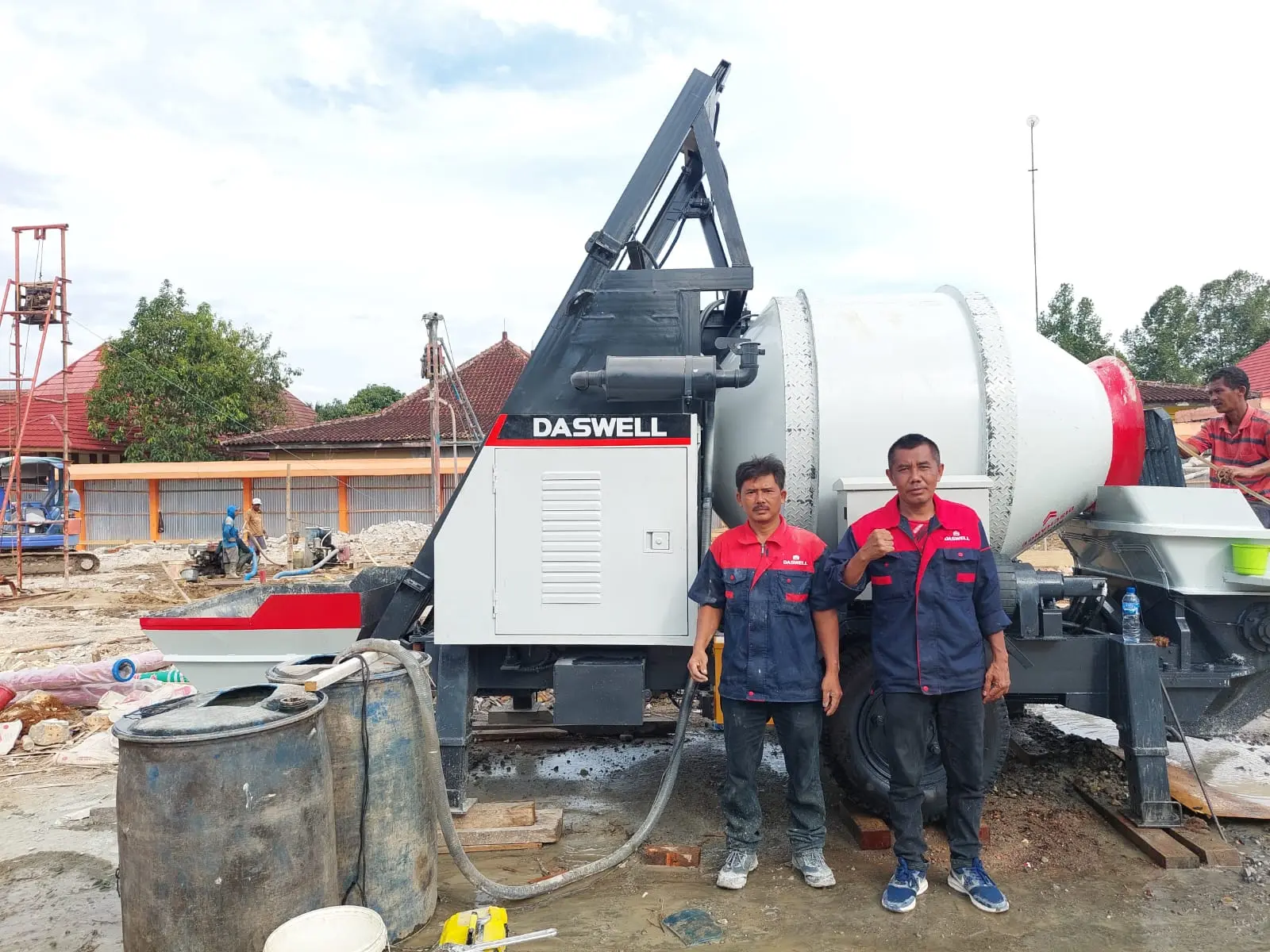 Concrete Mixer with Pump (Concrete Mixer with Pump) - Demonstrasi efisiensi pencampuran material agregat dan semen menjadi adukan beton homogen siap tuang.