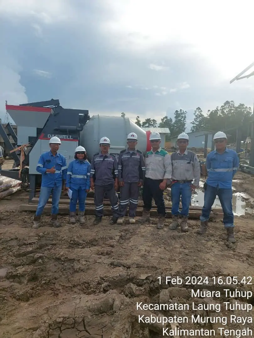 Concrete Mixer with Pump (Concrete Mixer with Pump) - Pemeriksaan sistem kontrol elektrik dan katup hidrolik sebelum unit diberangkatkan ke proyek pelanggan.