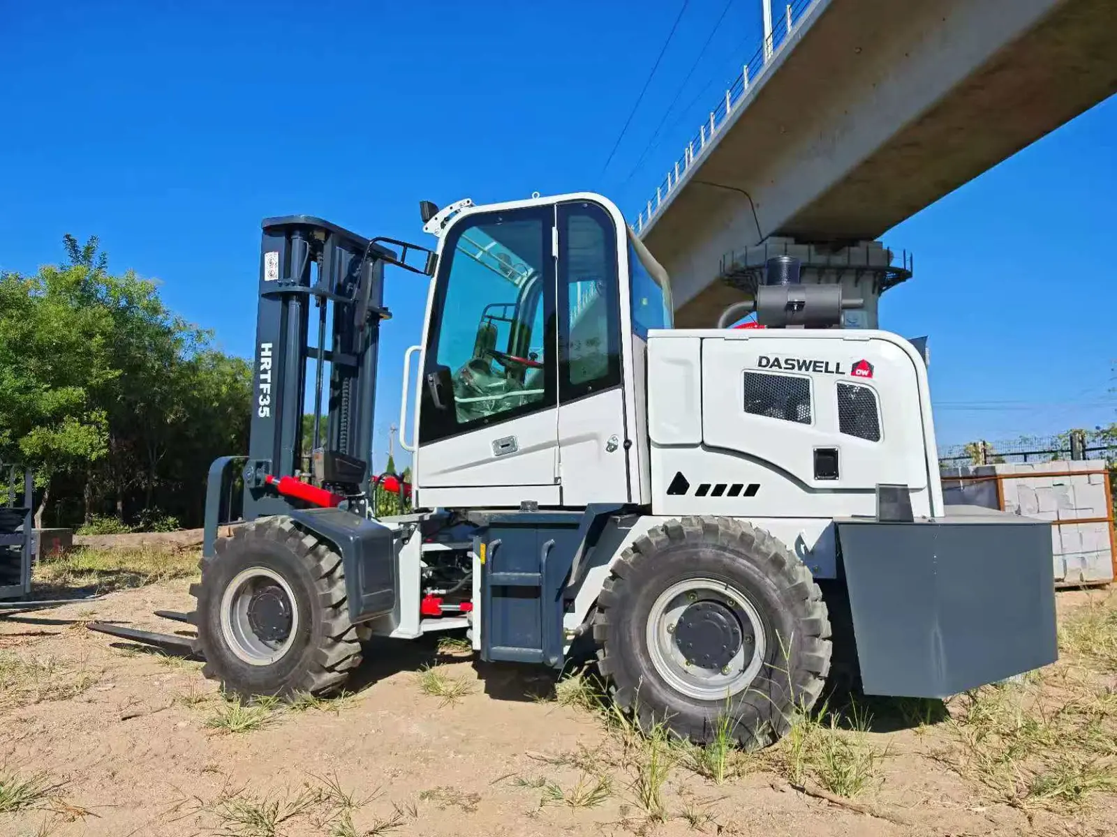 Rough Terrain Forklift 4x4 thumbnail 2