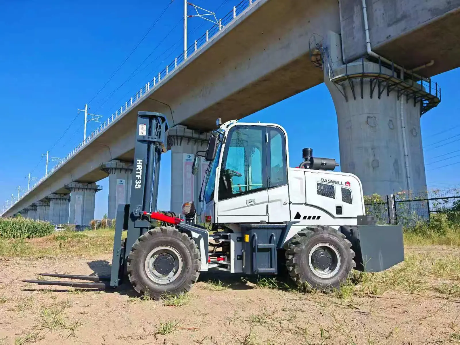 Rough Terrain Forklift 4x4 (Rough Terrain Forklift 4x4) - Desain tapak ban off-road ekstra lebar dan penggerak empat roda (4WD) memberikan traksi maksimal di medan ekstrem.