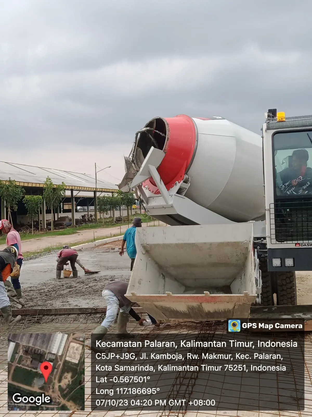 Self Loading Mixer 4 (Self Loading Mixer 4) - Tampilan kokoh unit Self Loading Mixer 4 m³ dengan kabin kemudi modern dan sistem hidrolik generasi terbaru.