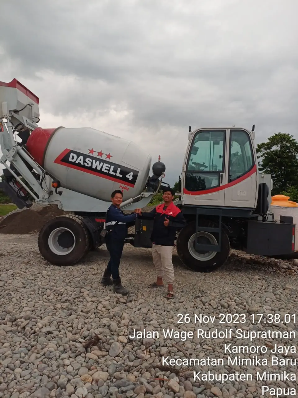 Self Loading Mixer 4 (Self Loading Mixer 4) - Sistem pembuangan beton multi-arah memudahkan penuangan ke berbagai sudut tanpa harus memindahkan posisi kendaraan.